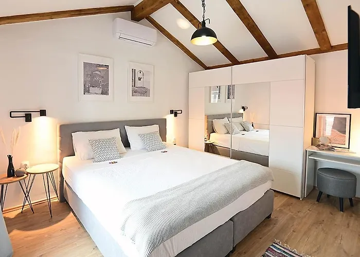 Apartment D & Studio L