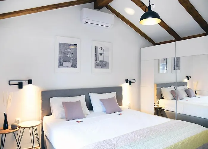 Apartment D & Studio L