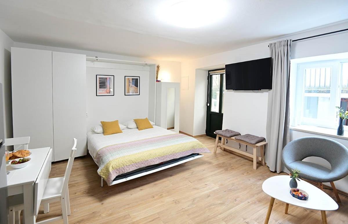 Apartment D & L *