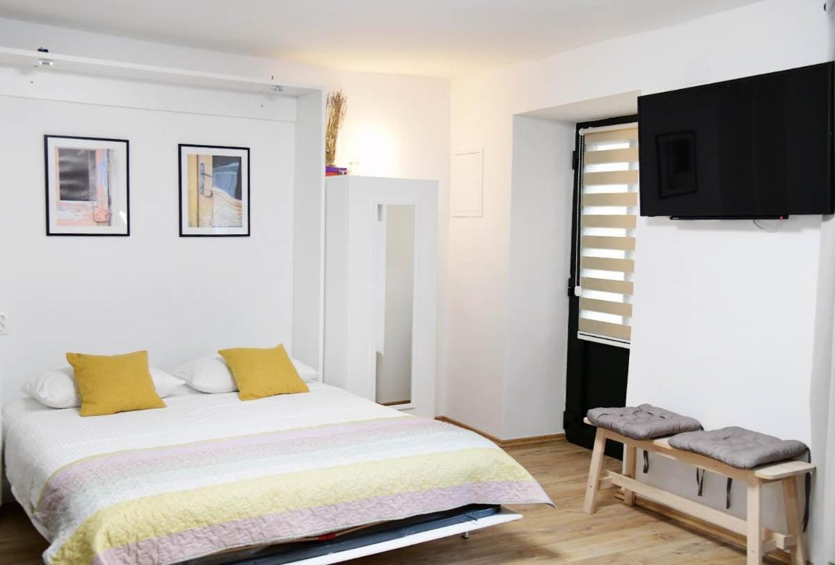 Apartment D & L *