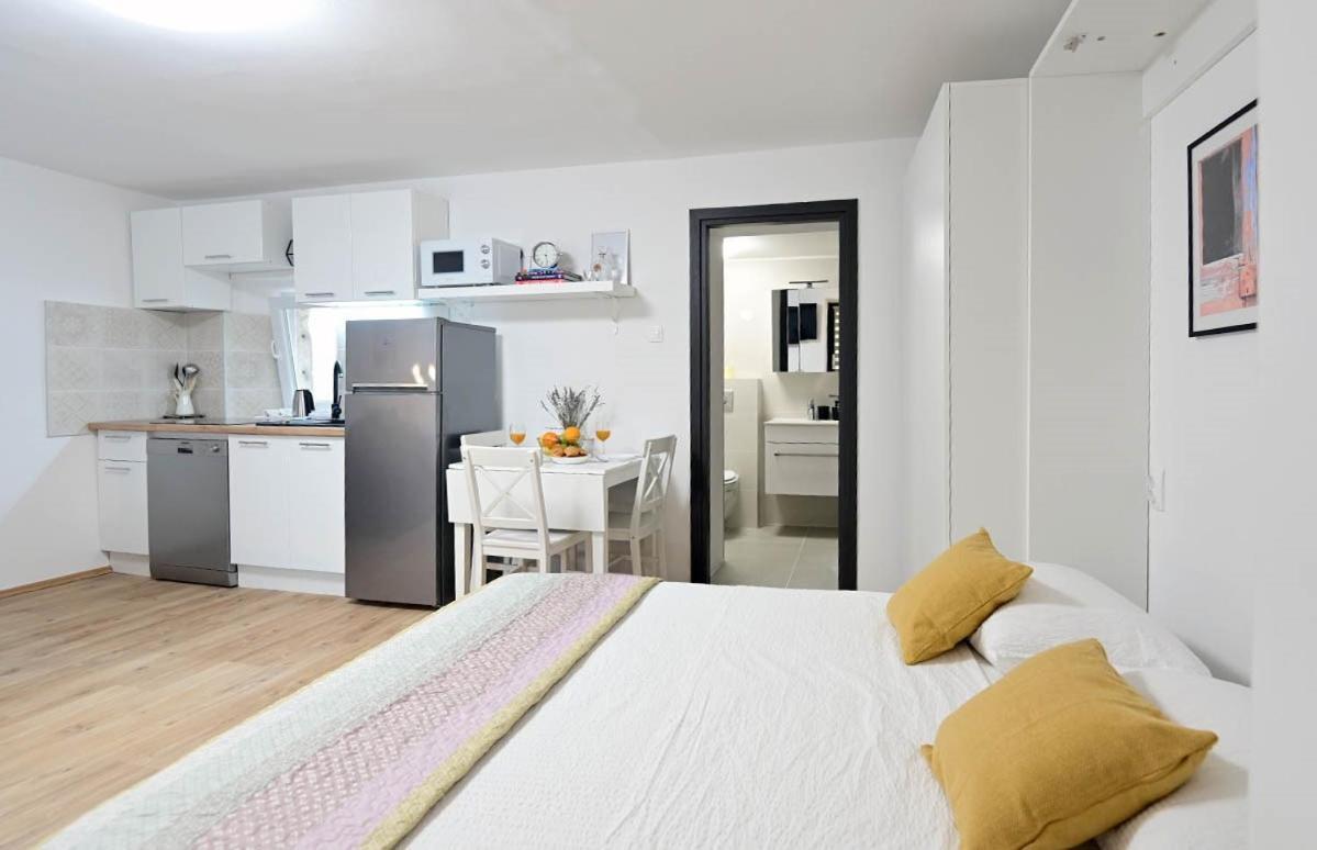 D & L Apartment