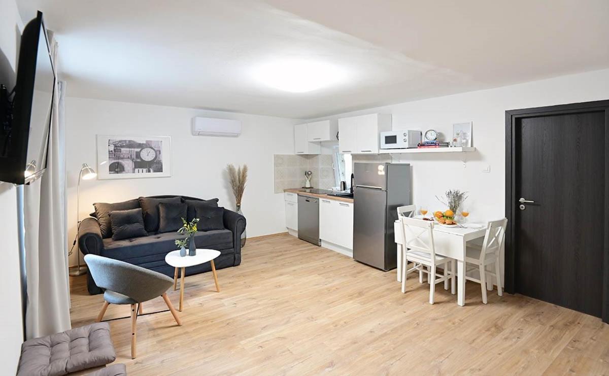 D & L Apartman *